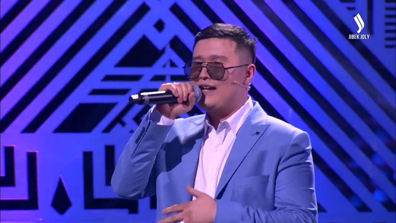 Армян әйелі компьютер алдында шешініп жатыр.