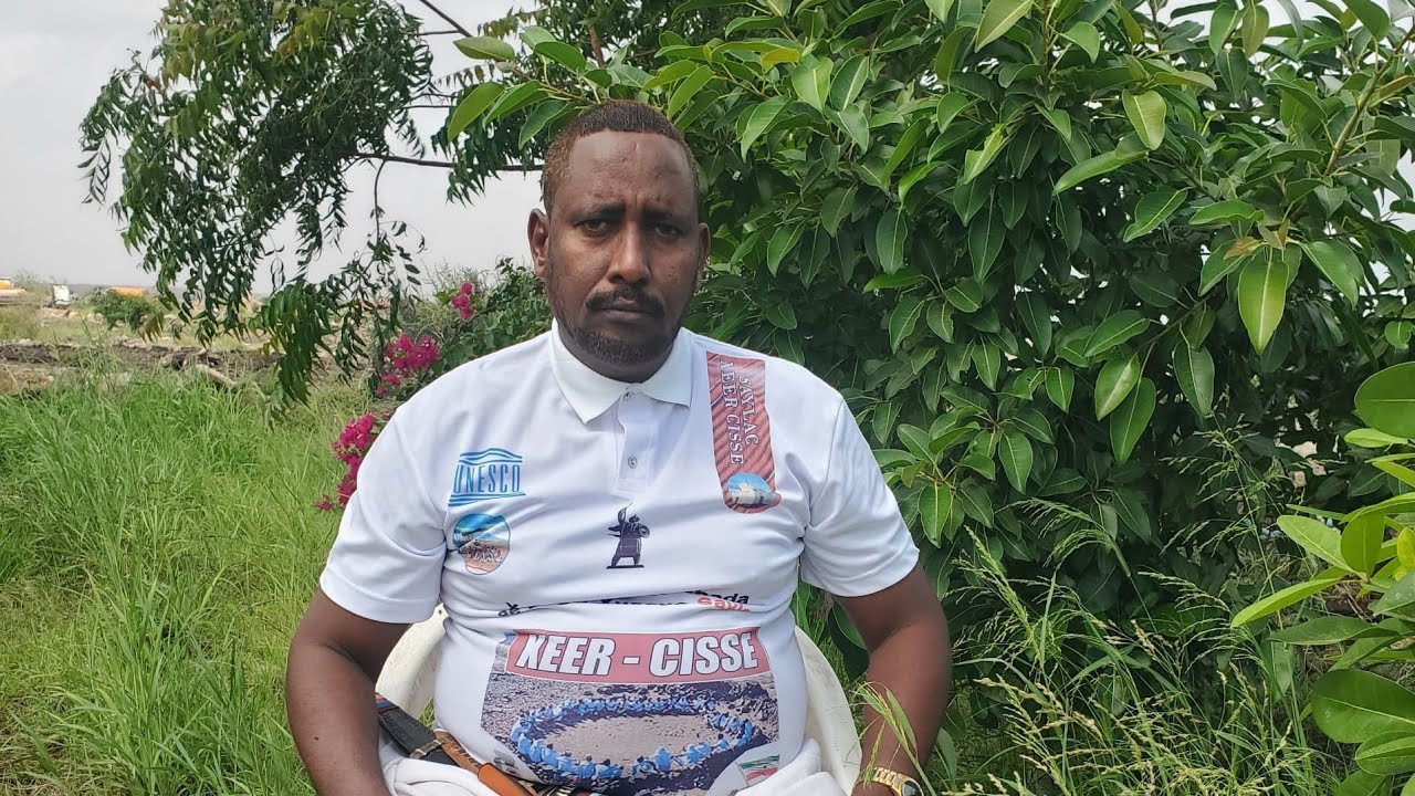 Поэт Фаракс Осман написал стихотворение, восхваляющее президента Джибути: «Он не пришел раньше ве...