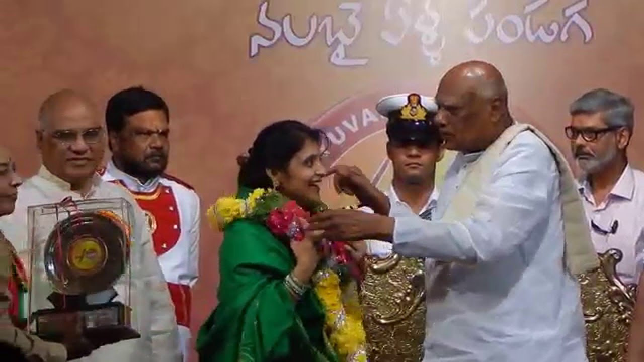 SARADA AKUNURI FELICITATED BY TN GOVERNOR ROSAIAH  DIRECTOR DASARI NARAYANA RAO   YUVAKALAVAHINI