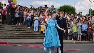 Видео №1 /Вальс на площади в Старых Дорогах/ Выпускной 2012/ Ksenia Mali|