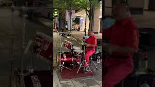 我還年輕 我還年輕 (Teens Edge), 歌手: 老王樂隊 歪頭勇 打爵士鼓 Drummer