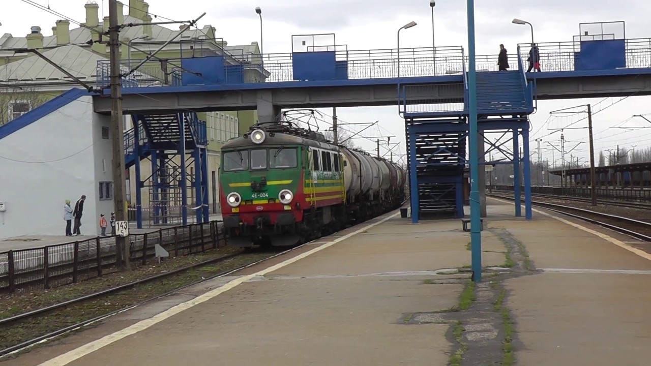 4E-004 z "mega" składem+ Pt47-13-jako pomnik na terenie stacji Skarżysko-Kamienna