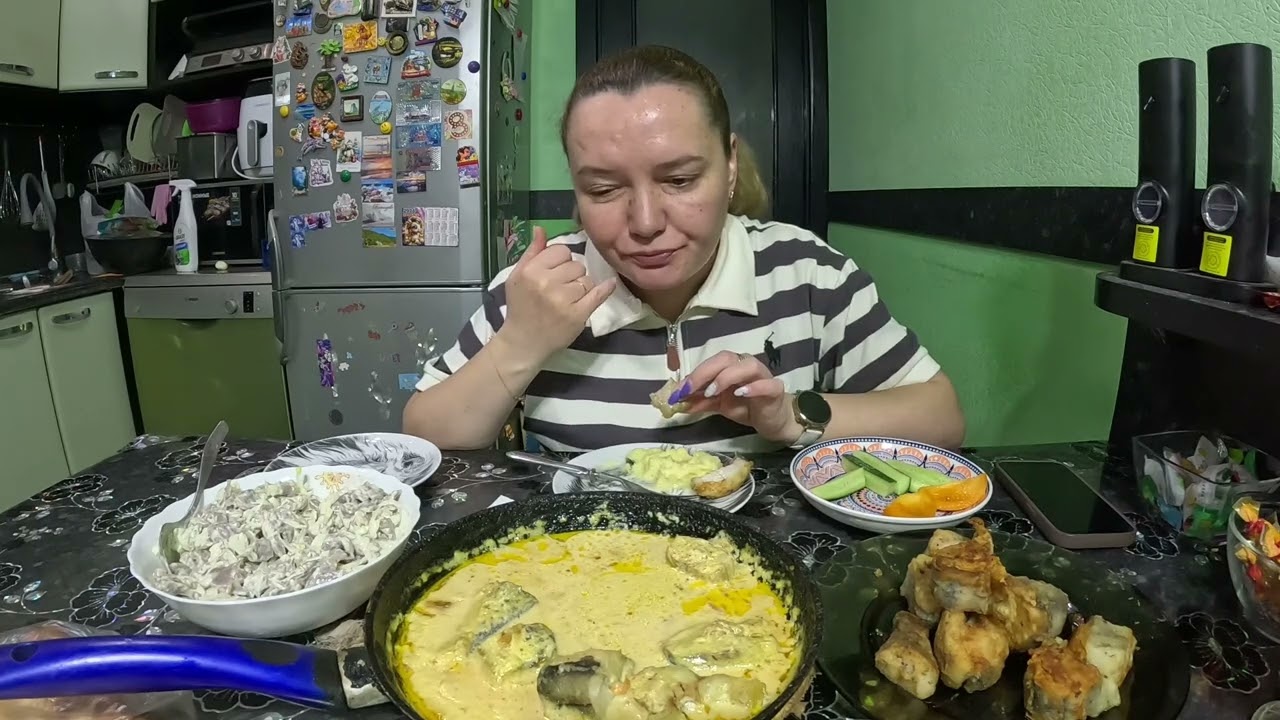 Пюре картофельное, минтай жареный и тушеный, салат с желудками#mukbang #еда#вкусная еда