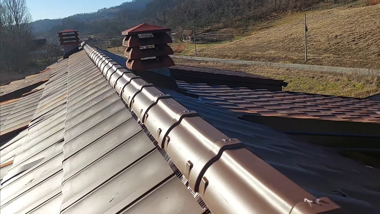 Pokrivanje krova na seoskoj kuci crepom. Mladost Leskovac