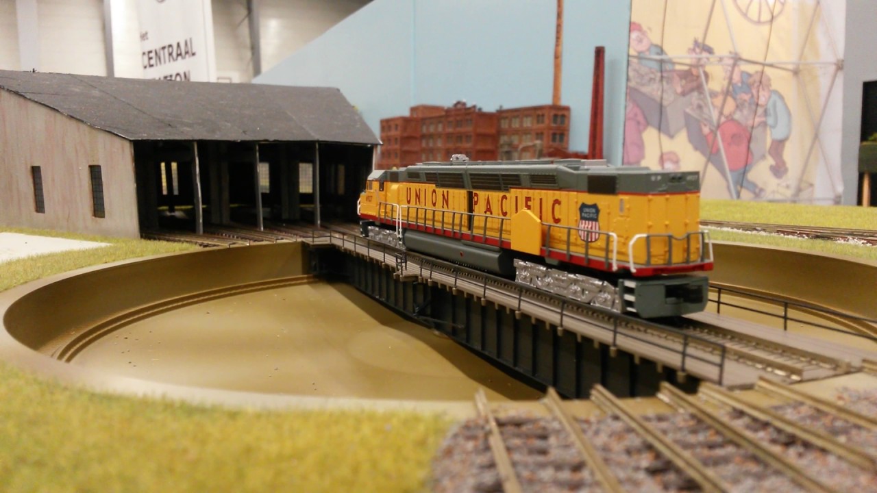 N scale DD40AX on the club's turntable. - YouTube