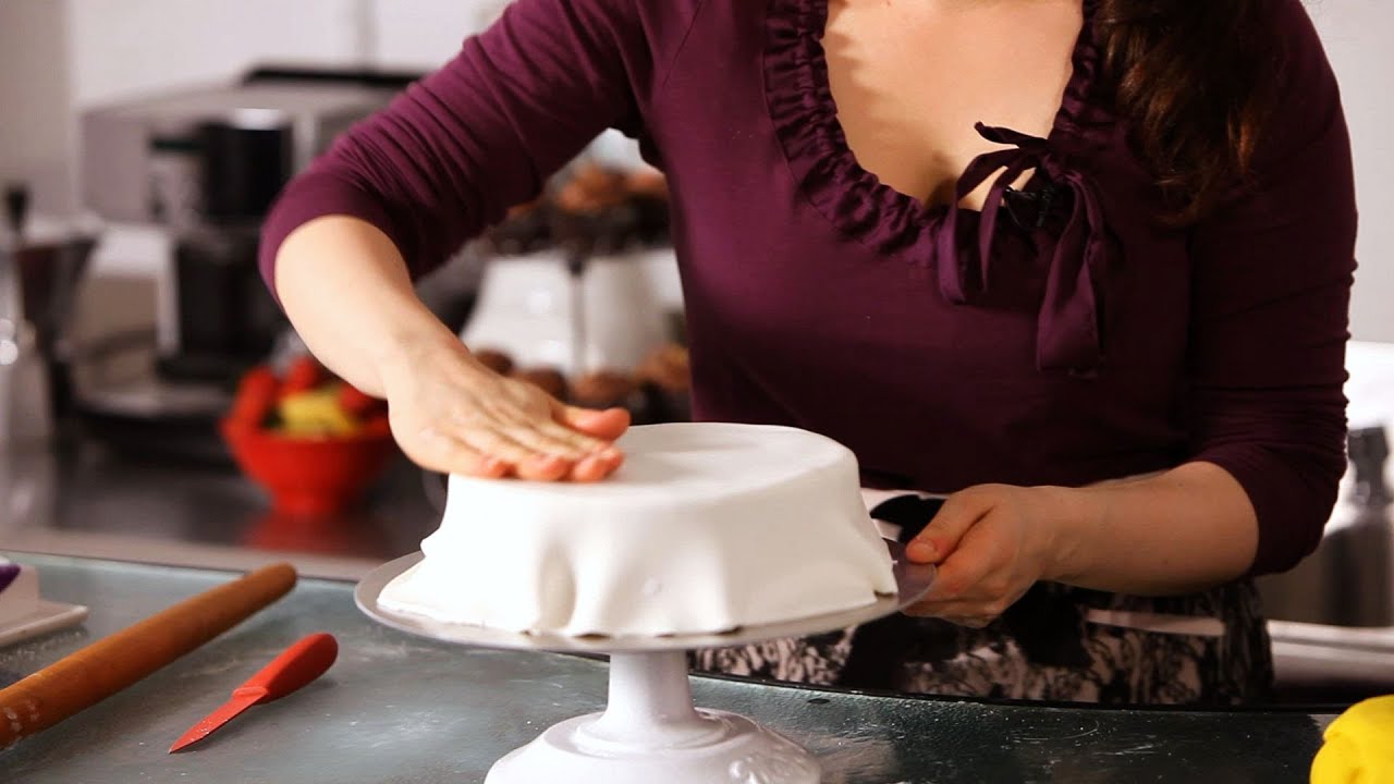 How to Smooth & Cover Cake with Fondant | Cake Decorating ...