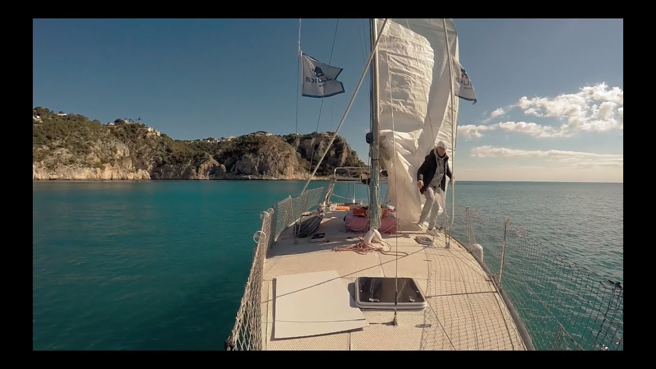 Vlog 2.31 Paradise bay. Sailing single hand