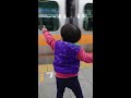 新宿駅で中央線に手を振るたっくん。Taku-kun waving to the Chuo Line at Shinjuku Station. 2020年11月10日。