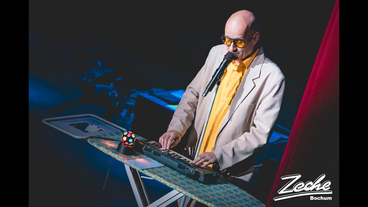 Auch 2026 hieß es für OPIUM fürs Volk in der Zeche Bochum wieder: AUS-VER-KAUFT. Wir haben das zum Anlass genommen, Mambo Kurt persönlich zu bitten, das Intro einzuspielen. Seht und hört selbst! Danke an die Kamerakinder Kathi Bamberger, sowie Nick und Claudia Bönig.