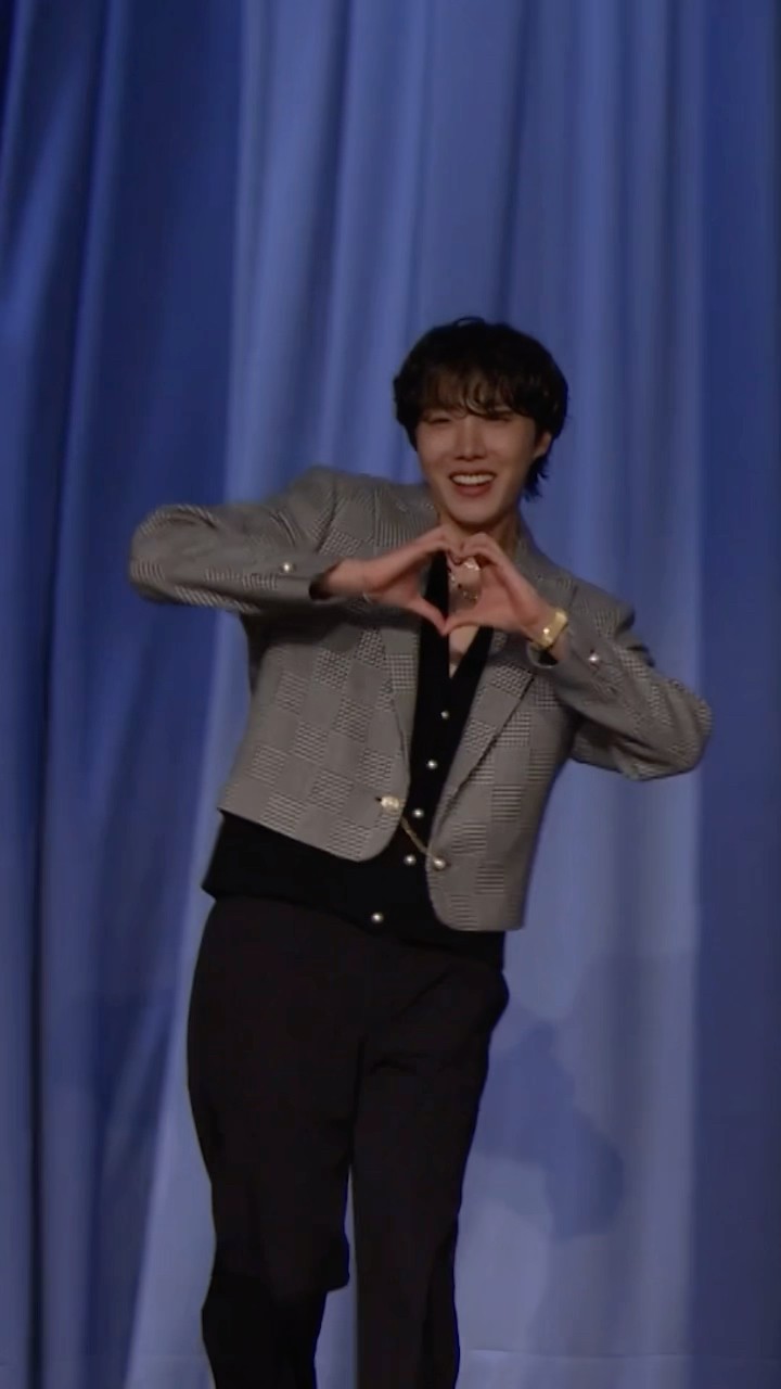 No one tell Jimmy that #BTS’ #jhope is behind him ? #jhopeOnFallon #FallonTonight