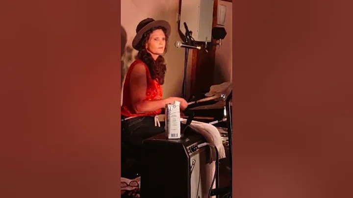 Lisa Pankratz sings Loretta Lynn Don't Come Home a...