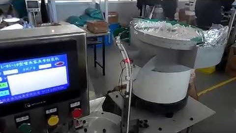 L shaped aerosol actuator assembly machine