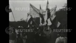 1948 INDIA: Citizens of India observe Gandhi during his long fast