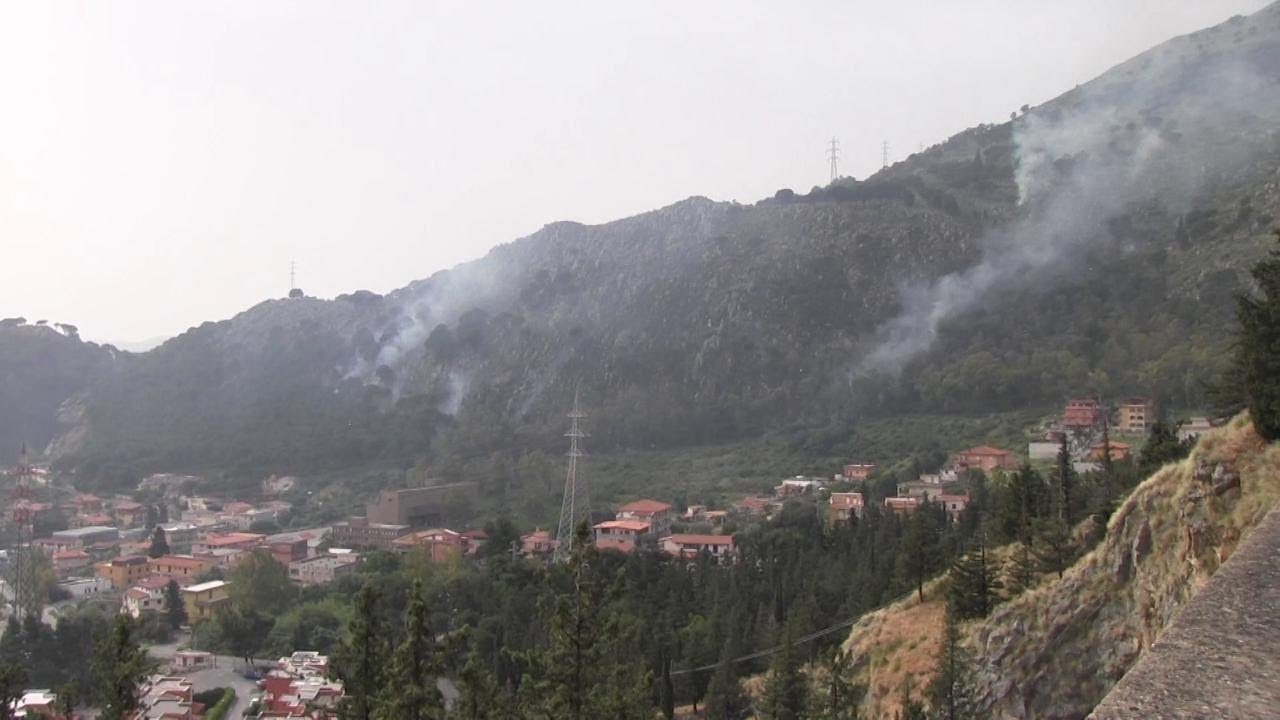 Palermo, incendi a Borgo nuovo: 