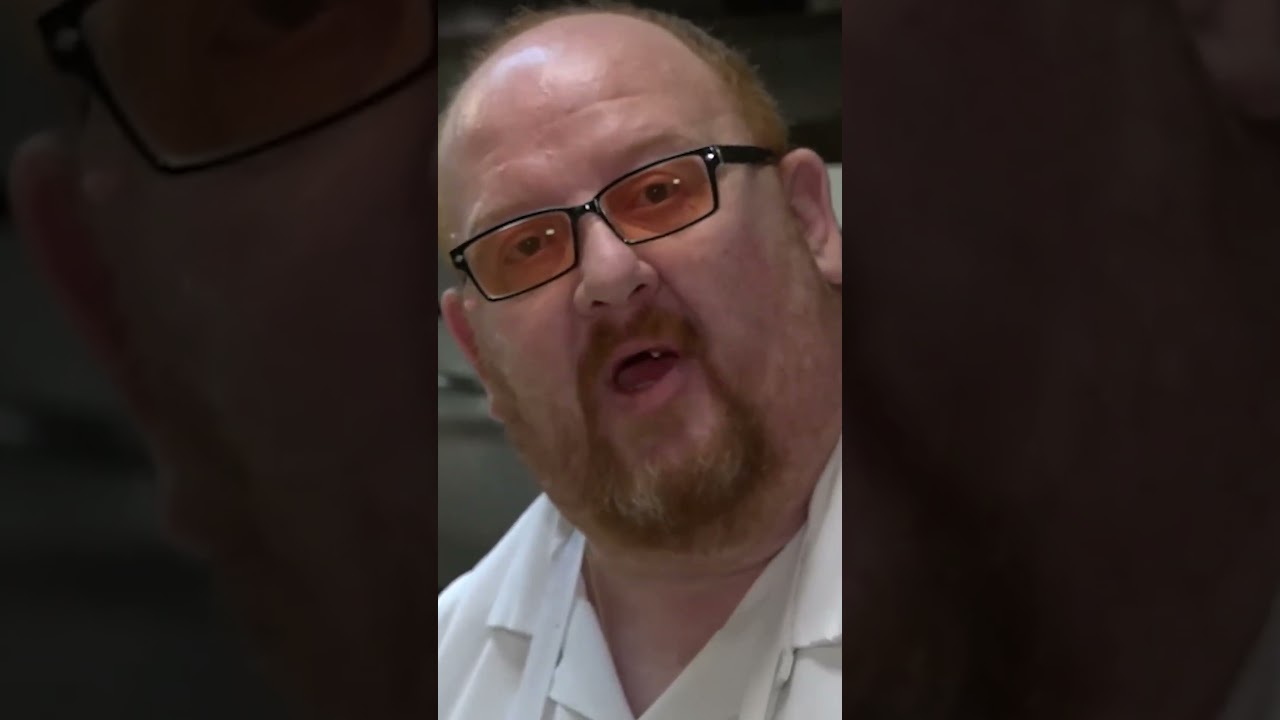 Dave Portnoy Tries 107-Year-Old Pizzeria