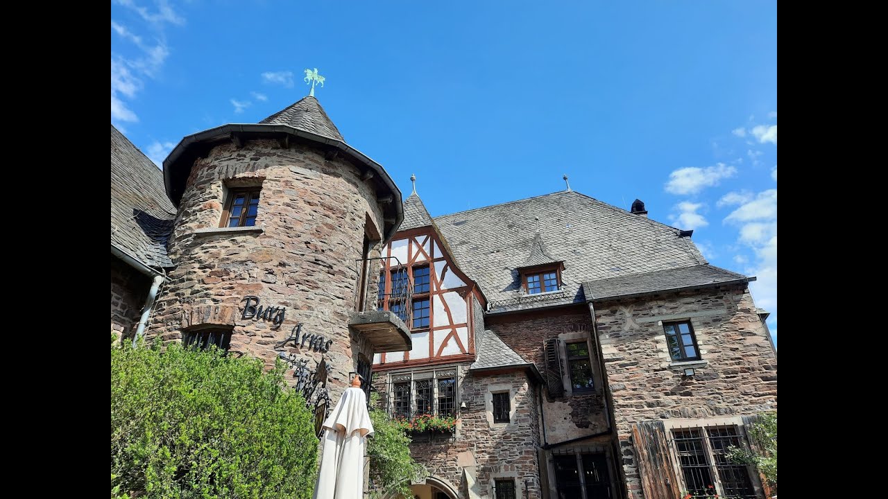 Burg Arras bei Alf, eine romantische Burg auf einer Bergkuppe