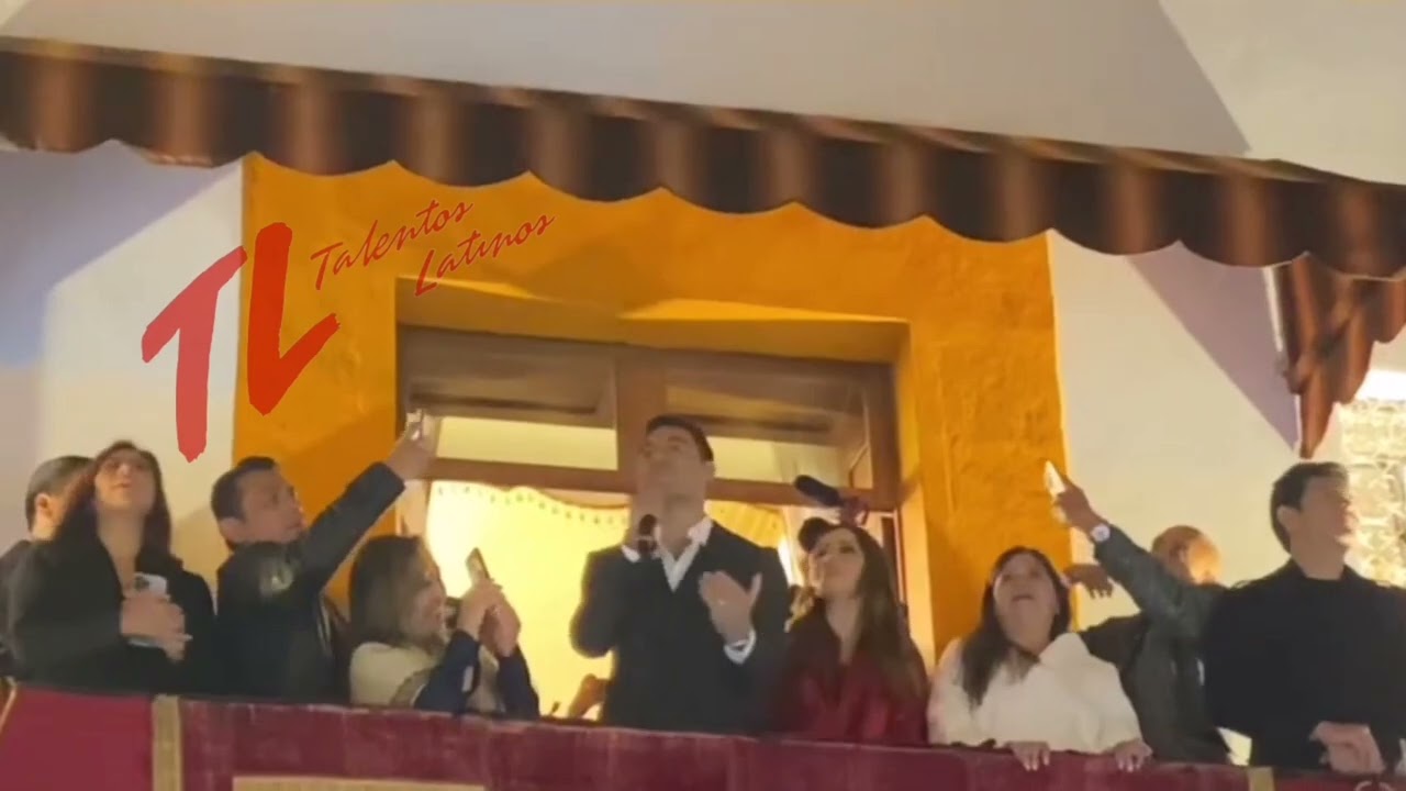 Carlos Rivera  acompañado  de su esposa Cynthia  cantó desde el balcón de su casa  en huamantla