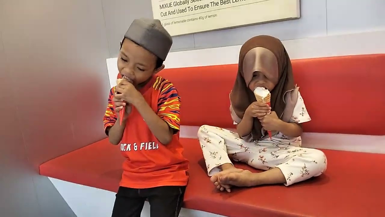Ustaz Che Rusli di kedai aiskrim.Aslam dan Syifaa Izzah makan aiskrim.21.2.2026 (Ramadhan hari ke-3)