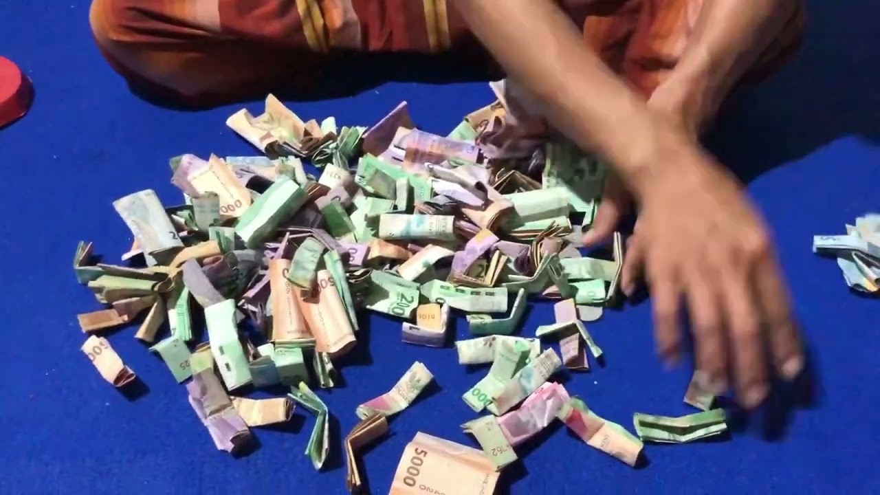 ASMR buka celengan selama satu tahun