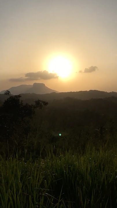 Pemandangan Gunung yang Menakjubkan ⛰🇱🇰 #matahariterbenam #gunung #pemandangan