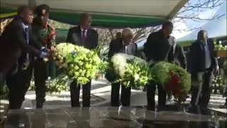 RAIS DKT. MAGUFULI, FAMILIA WAKIWEKA MASHADA YA MAUA KWENYE KABURI LA MKAPA.