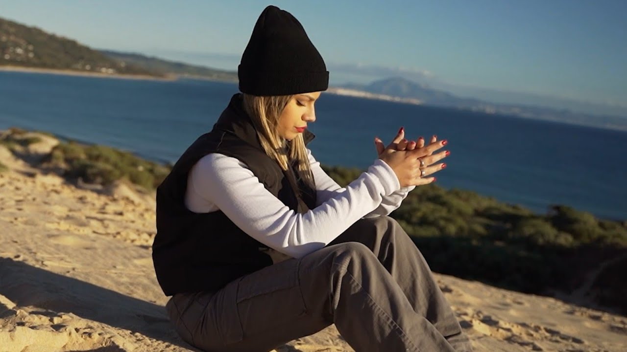 LA PERLITA - A Dos Amigos ft. MARÍA MENA (Videoclip Oficial) #LosChichos #Cover