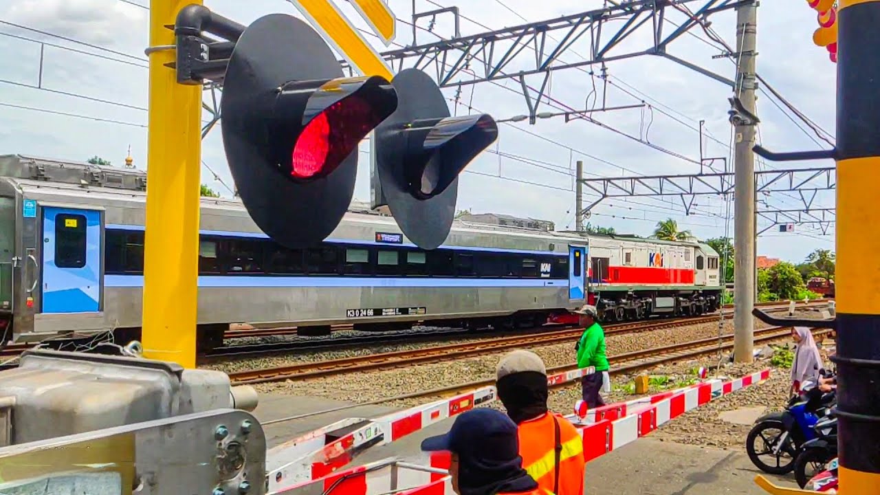 DOBLE PALANG !! Uji Coba Perlintasan Kereta Api Terbaru JPL 81 Bekasi | RAILROAD CROSSING