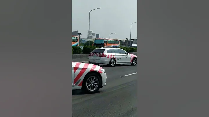 巧遇难得的~高速公路大车祸现场！！ 台南交流道前大车翻覆车祸。 - 天天要闻