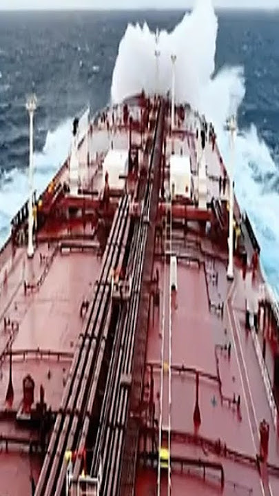 🌊 Abraço do Mar: O Convés do Navio Tanque nos Desafios das Ondas Agitadas #ocean