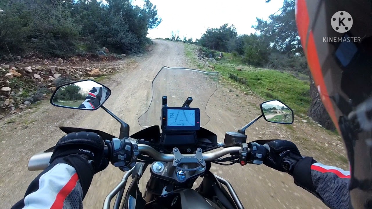 Zontes ile dağ yolu ve arazi.