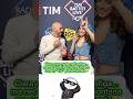 Clara non crede nella sfiga…ma nel dubbio la tiene lontana con un “Tiè” professionale😂