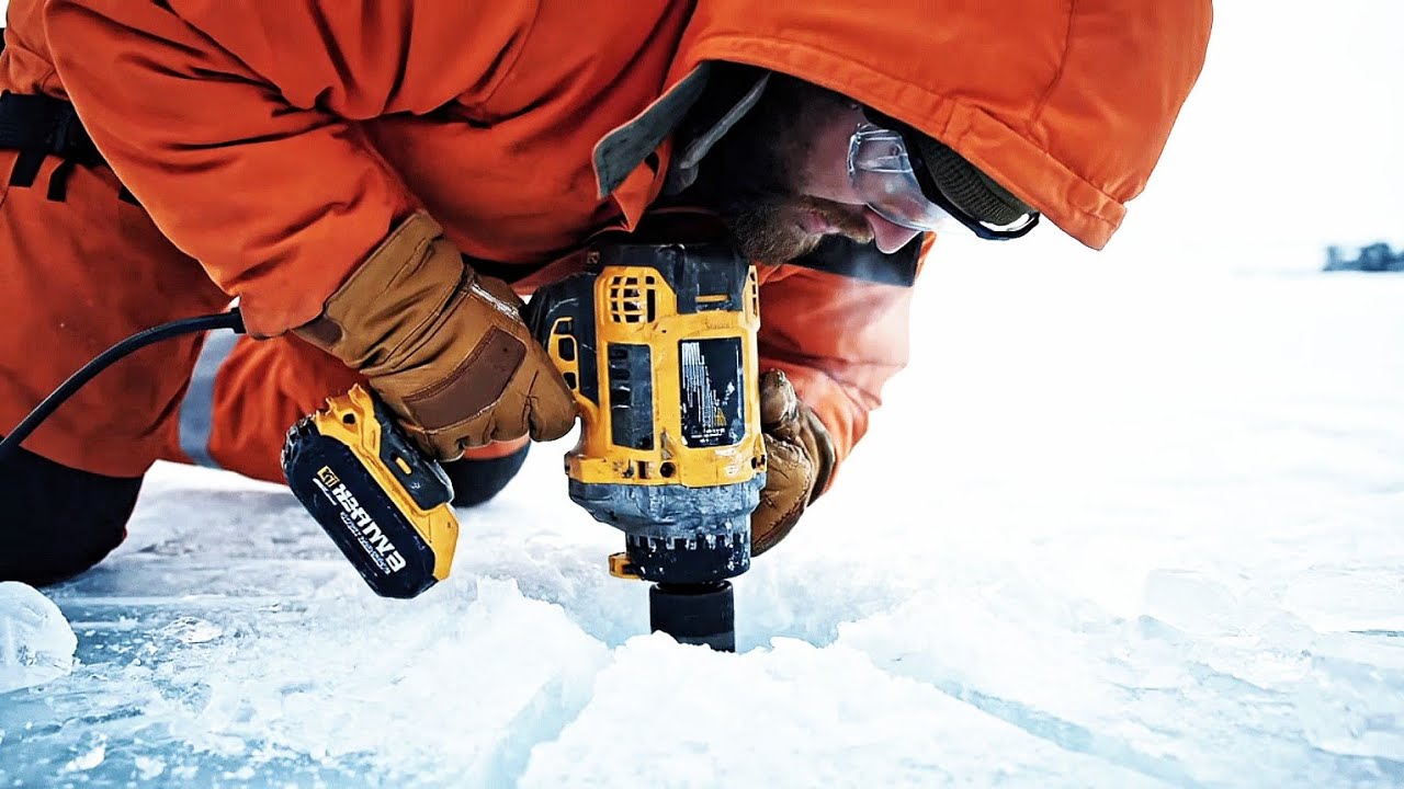 HARTE ARBEIT IM EXTREMEN FROST 🥶 BAGGER UND PLANIERMASCHINEN IM EINSATZ