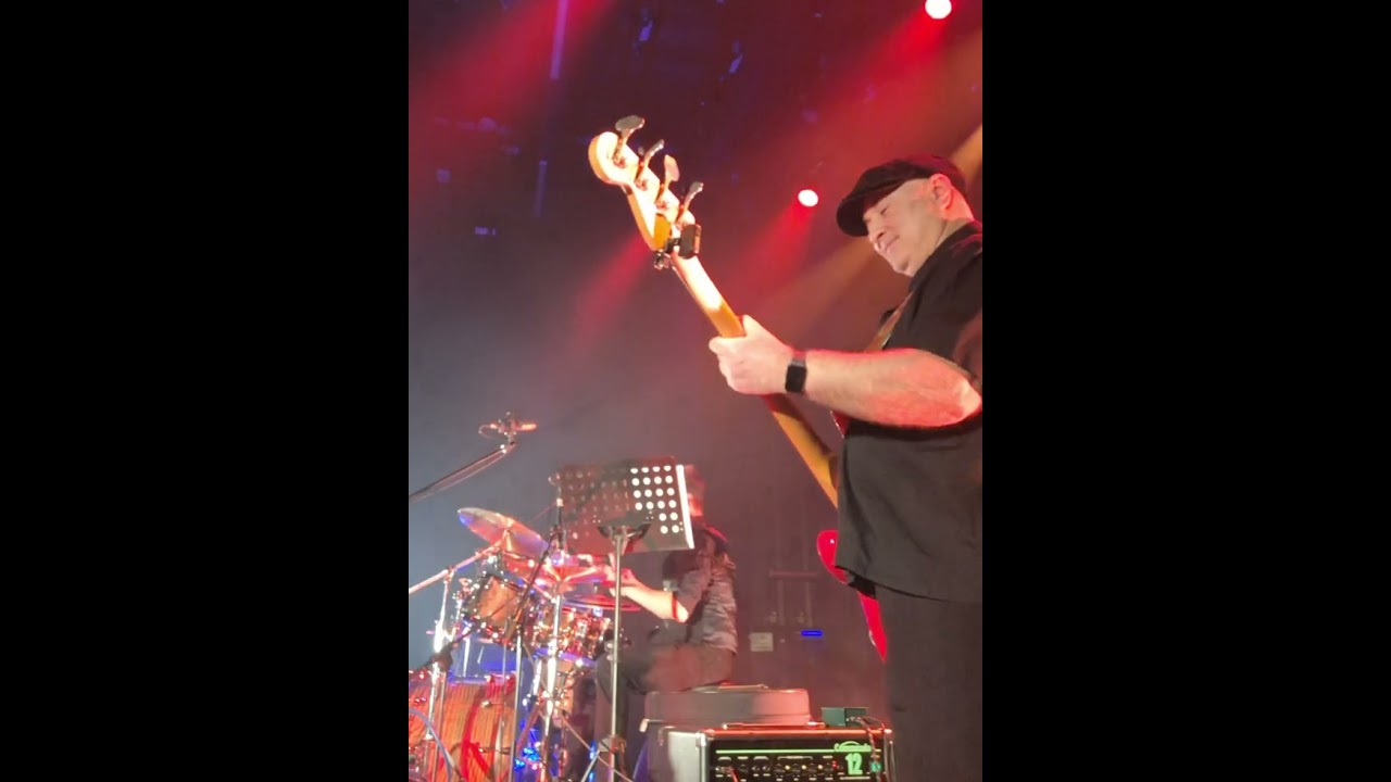 APACHE AND FBI FROM SUNDAY IN BELGIUM PHONE CAM 