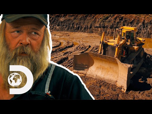Broken Bulldozer Nearly Costs Tony Beets $300K Gold Jackpot I Gold Rush -  YouTube