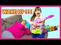 LAURINHA ACORDANDO A MAMÃE ! PRETEND PLAY MUSICAL INSTRUMENTS AND WAKE UP MOM