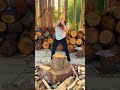 Skill membelah kayu menggunakan kapak #shorts
