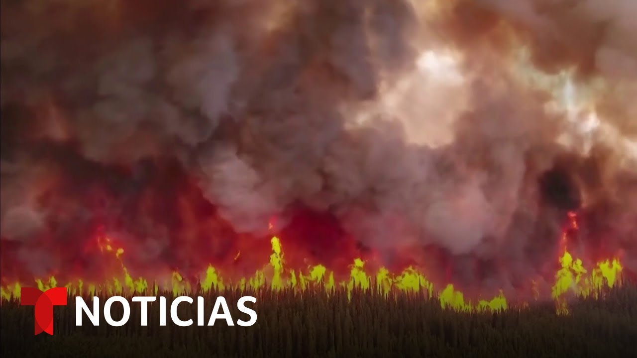 ⁣Bomberos en Canadá provocan un incendio para frenar otro de mayor intensidad | Noticias Telemundo