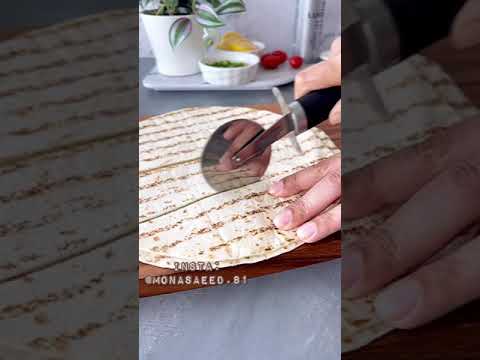 تورتيلا شيبس او ناتشوز بيتيه خبز تورتيلا مقطع مثلثات مع رشه زيت وتوابل وعلى  الاير فراير