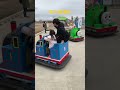 事故動画 娘が運転中に起きた災難、腰がやられた。トーマス乗り物 おもしろエンタメ動画【オガピー家のリアルな日常生活】 #shorts #事故 #おもしろ