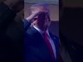 🇺🇸 TRUMP SALUDA DURANTE EL HIMNO NACIONAL EN LAS FINALES DE LA NBA