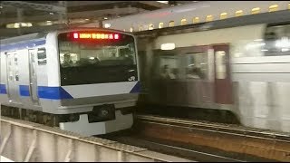 夜の有楽町駅前を同時に通過する3つの列車（常磐線E531系・東海道本線215系・東海道新幹線N700系