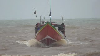 DETIK-DETIK KETIKA GELOMBANG HANTAM NELAYAN PANTAI PESISIR PUGER NELAYAN DI BUAT MERINDING