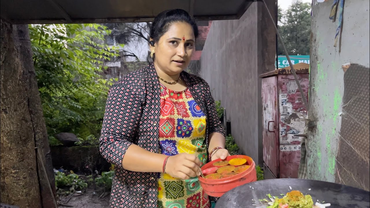 The Superwoman of Nashik | Anita ji Selling Bhurji Pav from a Truck | Indian Street Food