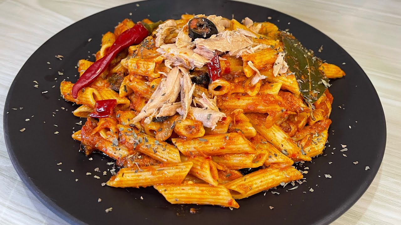 أسرع مقرونة تنجم تحضروها 👌 مقرونة بالتن على الطريقةالتونسية🇹🇳 بوتانيسكا puttanesca محرحرة و مشخشخة 😋