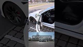 Finger weg vom Lenkrad! So krass parkt das neue Model S Plaid.