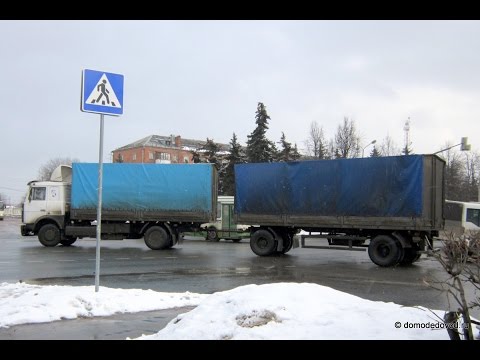 Разворот фуры в узком месте. Водитель мастер!