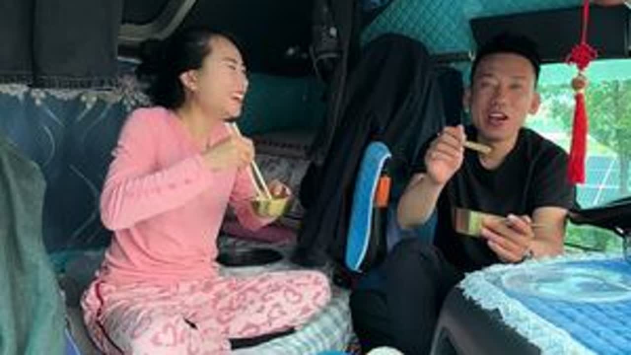 我和刘宝的卡车生活，走在回家的路上，空气都是甜的，我们只管努力，一切交给天意，感谢大家支持！#记录卡车生活 #日常vlog #三农#记录真实生活#夫妻日常 @抖音小助手