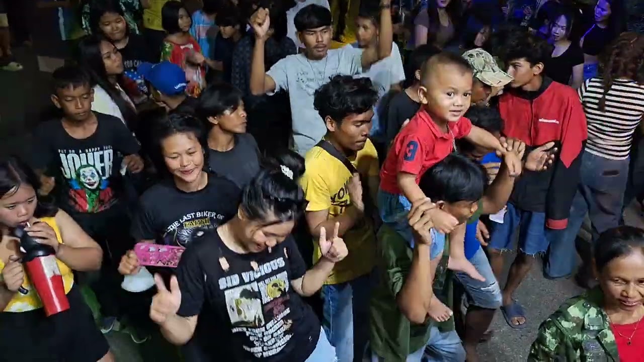 กันตรึมฟงหวิ๋นเกียรติหมู่สาม รถแห่สุรชัยซาวด์-วงลัคกี้วาไรตี้ จอดเล่นบ้านละเวี้ยต.ละเวี้ยอ.ประโคนชัย