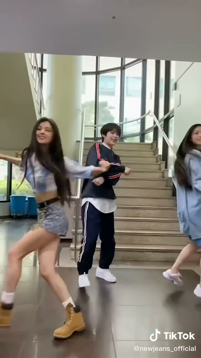 SUNOO and NI-KI doing Attention and Hype Boy Challenge with NewJeans #enhypen #newjeans #sunki