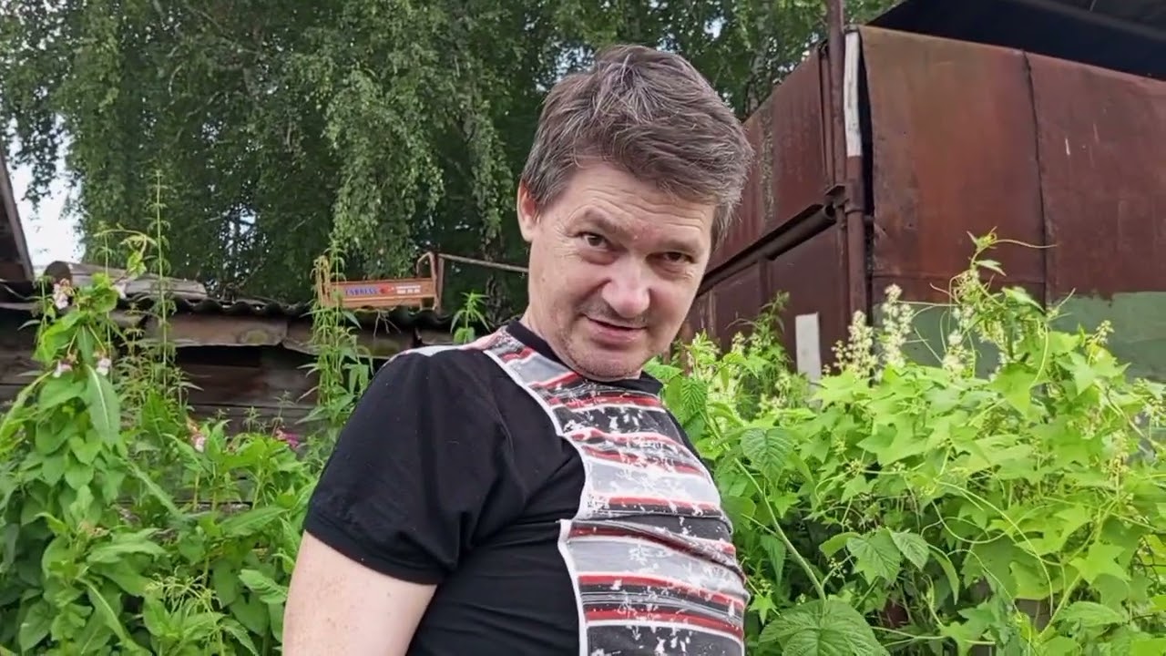 В деревне. По летнему клубнику 🍓 Виктория